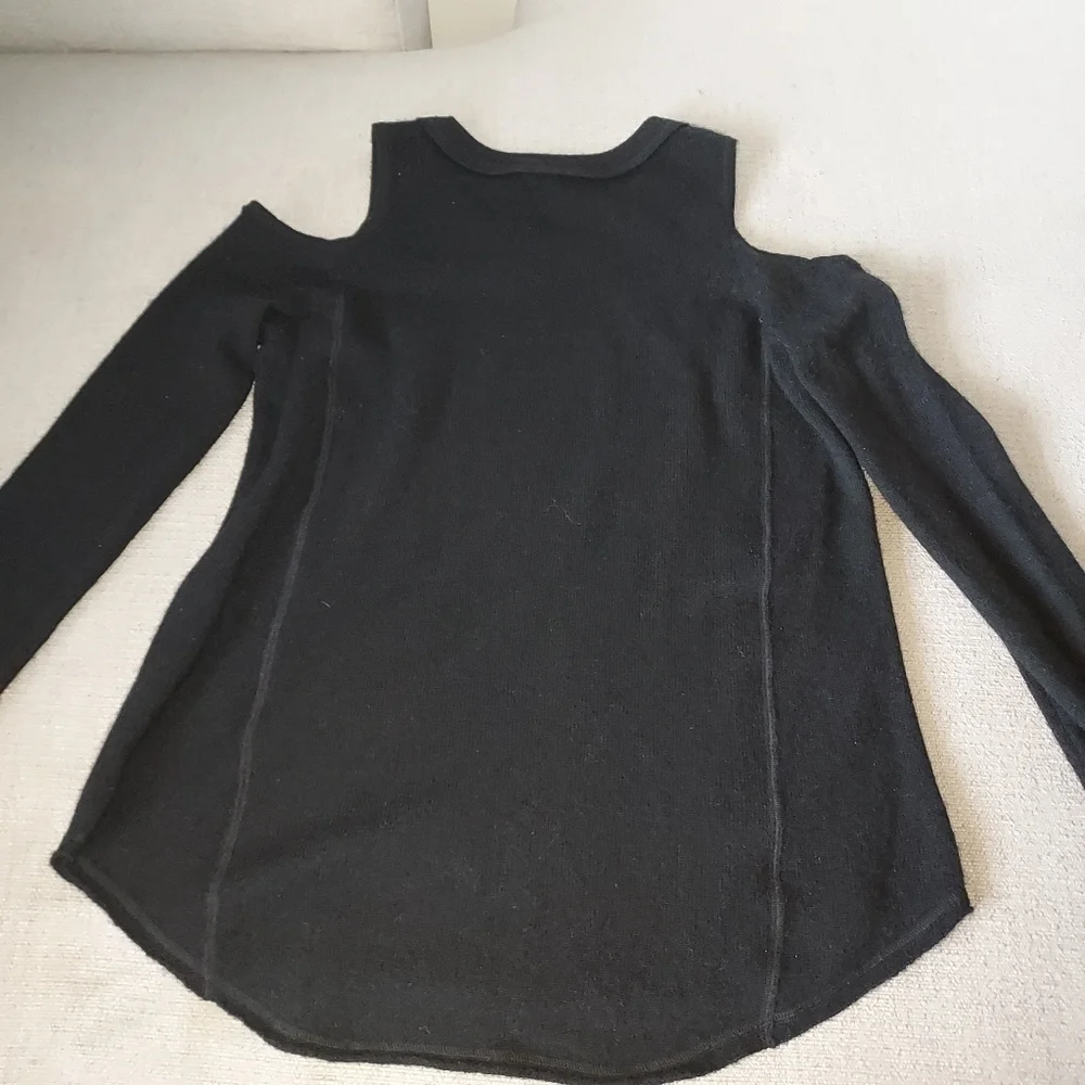 AQUA 100%  Cashmere Cold Shoulder Sweater